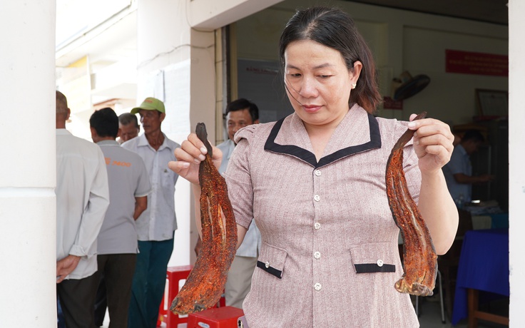 Người dân ở Tân Thành mang cá chết đến cuộc họp, yêu cầu làm rõ nguyên nhân