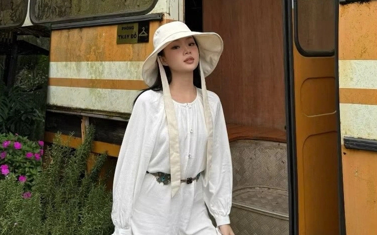 Chút tinh nghịch xuống phố với mũ vành tròn