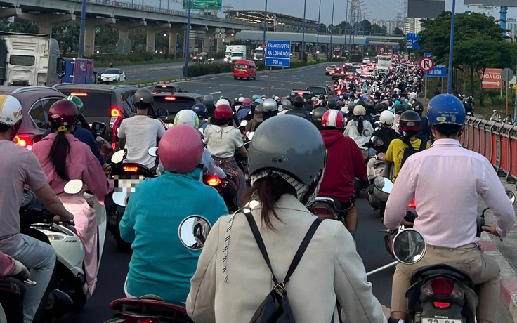 Nhiều người chở hành lý rời TP.HCM, đường sá ken đặc xe trước lễ 30.4 - 1.5