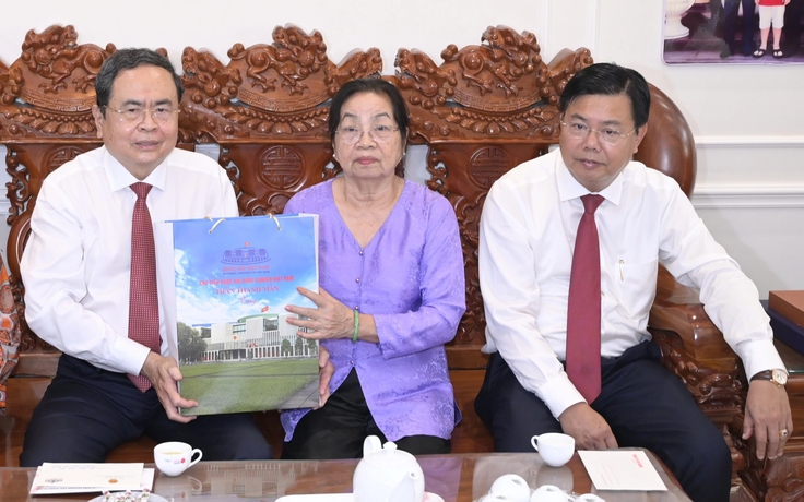 Chủ tịch Quốc hội Trần Thanh Mẫn thăm và tặng quà tại An Giang