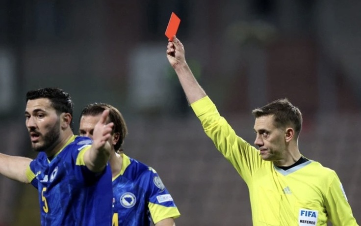 World Cup 2026: Cầu thủ… che miệng khi ‘đấu khẩu’ với đối thủ, trọng tài đuổi khỏi sân lập tức