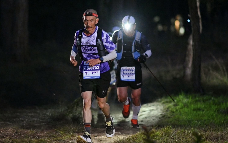 'Bố già' 4 lần chạy bộ băng rừng 100 km