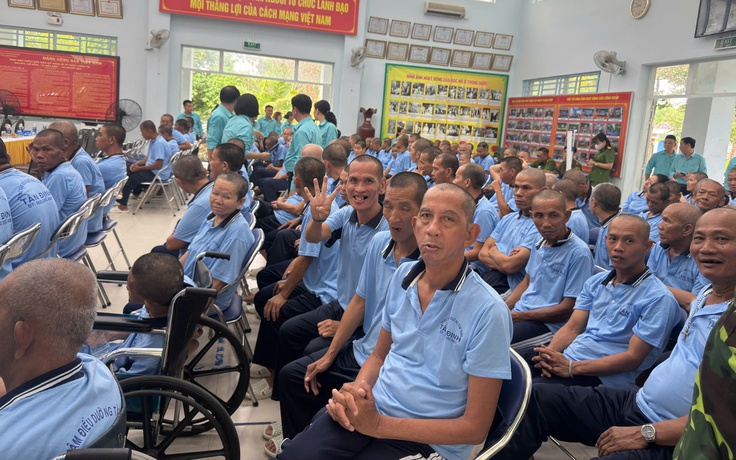 Công an TP.HCM trao 99 thẻ căn cước cho những người từng 'vô danh'