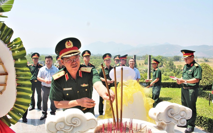 Quân khu 5 dâng hương tại các 'địa chỉ đỏ' ở Quảng Ngãi