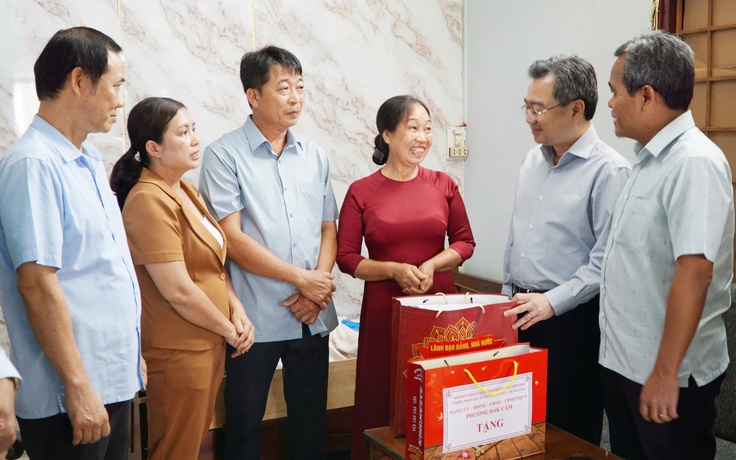 Ông Nguyễn Thanh Nghị thăm, tặng quà cho Mẹ Việt Nam anh hùng ở Quảng Ngãi