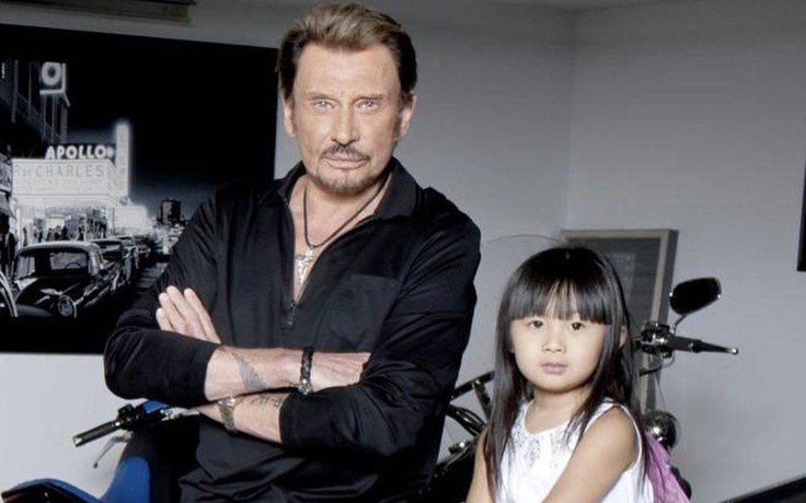 Cô bé Việt Nam được danh ca Pháp Johnny Hallyday nhận nuôi giờ ra sao?