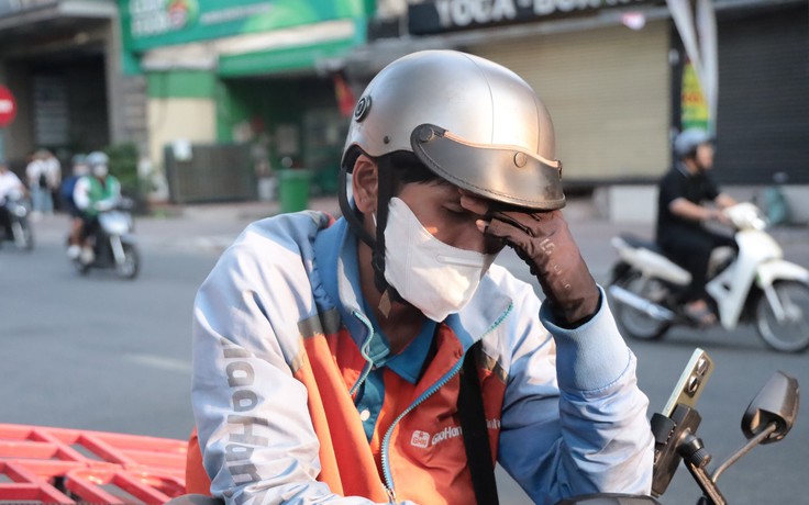 Mưu sinh dưới nắng nóng ở TP.HCM: Uống nước liên tục vẫn kiệt sức