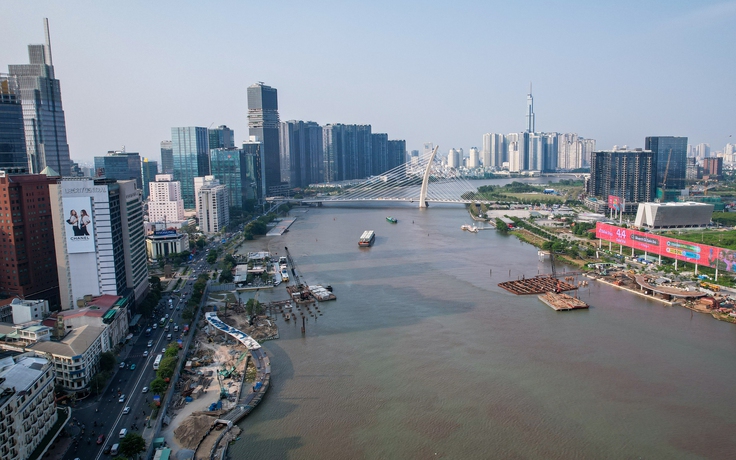 Cầu đi bộ nghìn tỉ qua sông Sài Gòn dần thành hình sau một năm thi công