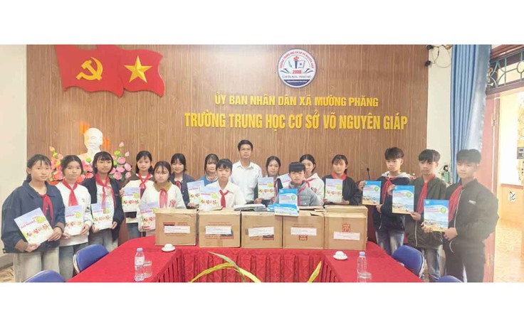 NXBGDVN tặng hàng nghìn cuốn sách giáo khoa cho học sinh khó khăn ở Mường Phăng