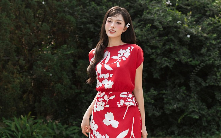 Hè này rực rỡ cùng những chiếc váy đỏ họa tiết