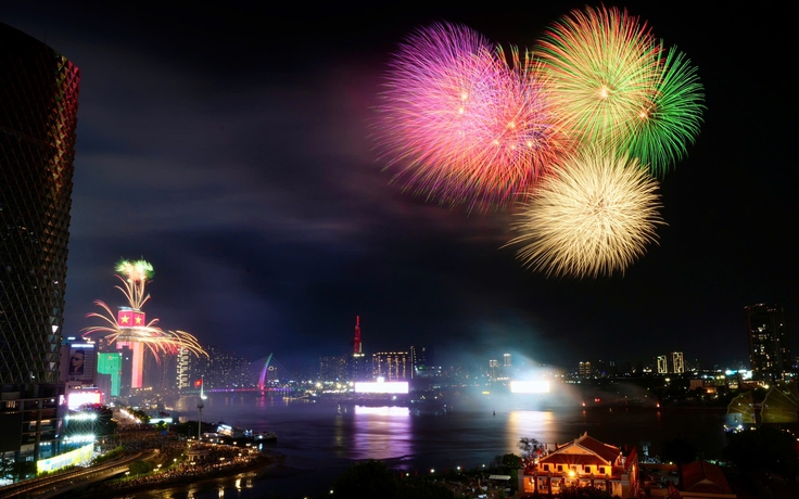 TP.HCM rực sáng pháo hoa chào mừng 51 năm đất nước thống nhất