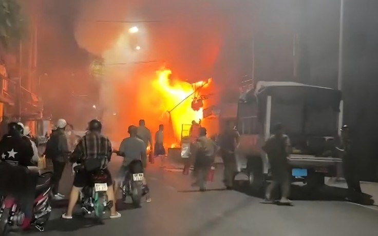 Đồng Tháp: Cháy vựa phế liệu trong đêm, 2 nhà dân bị ảnh hưởng