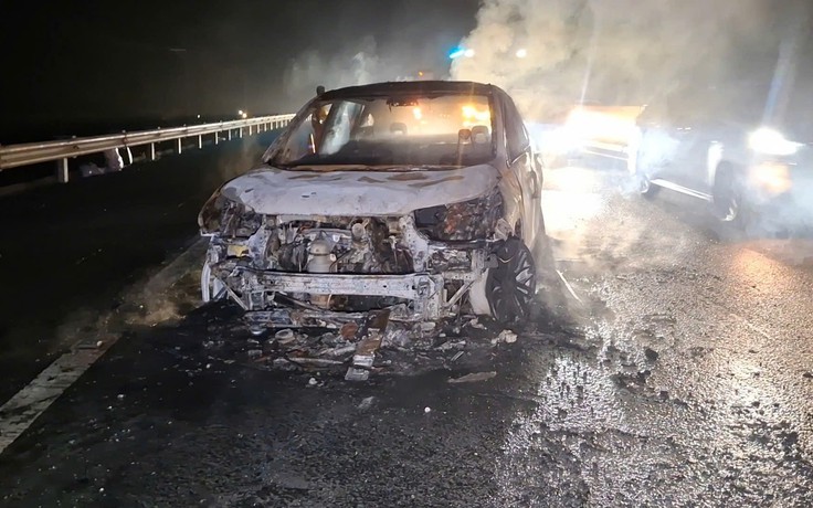 Cháy xe ô tô trên cao tốc TP.HCM - Trung Lương