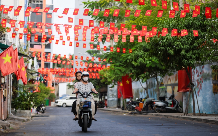 Đường phố TP.HCM rực sắc cờ hoa ngày đầu kỳ nghỉ lễ 30.4 - 1.5