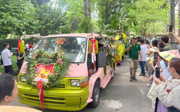Khách du lịch đổ về Thảo Cầm Viên dự 'đám cưới hươu cao cổ'