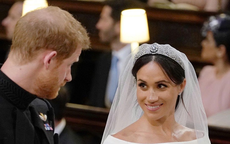 Meghan và Harry từng tranh cãi ‘nảy lửa’ với Nữ hoàng Elizabeth II về chiếc vương miện cưới