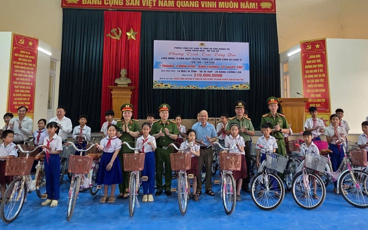 Trao tặng xe đạp, máy tính cho học sinh vùng biên giới Quảng Trị