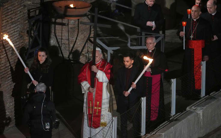 Giáo hoàng Leo nối lại truyền thống vác thánh giá trong lễ rước Thứ sáu Tuần Thánh