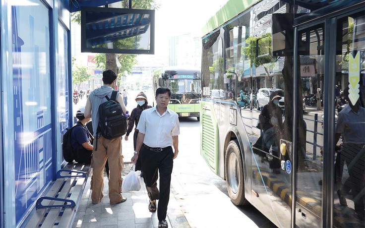 Người dân chờ triển khai xe buýt miễn phí