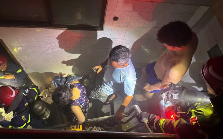Cháy nhà 6 tầng ở TP.HCM, cảnh sát cứu 2 người mắc kẹt