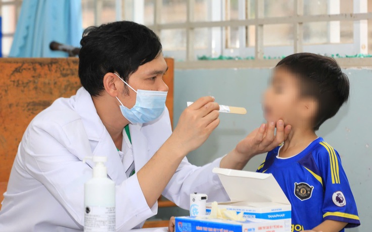 Bệnh viện Nhi đồng 2 tầm soát tim bẩm sinh cho 500 trẻ em tại xã Phú Giáo