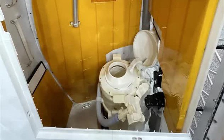 Bồn cầu lại bị tắc, phi hành gia NASA báo có mùi trên tàu