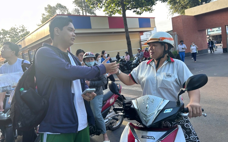 Chở con đi thi đánh giá năng lực từ tờ mờ sáng