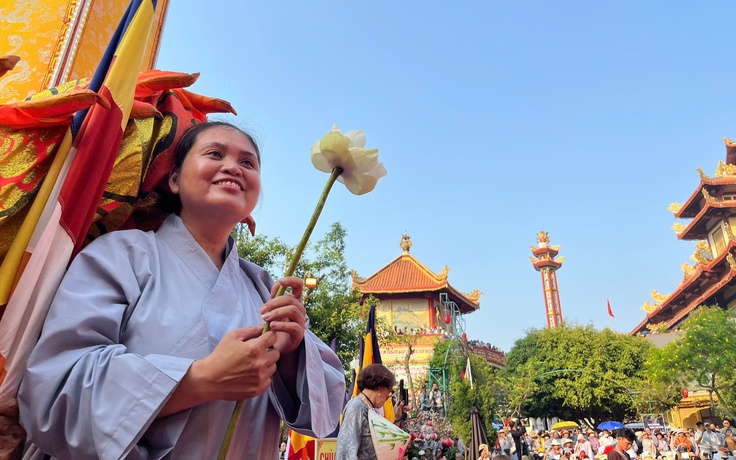 Hàng ngàn người thành kính dự lễ vía Quán Thế Âm