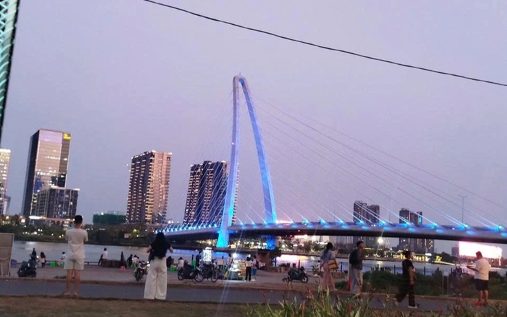 Xuất hiện ‘công viên ánh sáng’ bên bờ sông khiến giới trẻ mê mệt về đêm