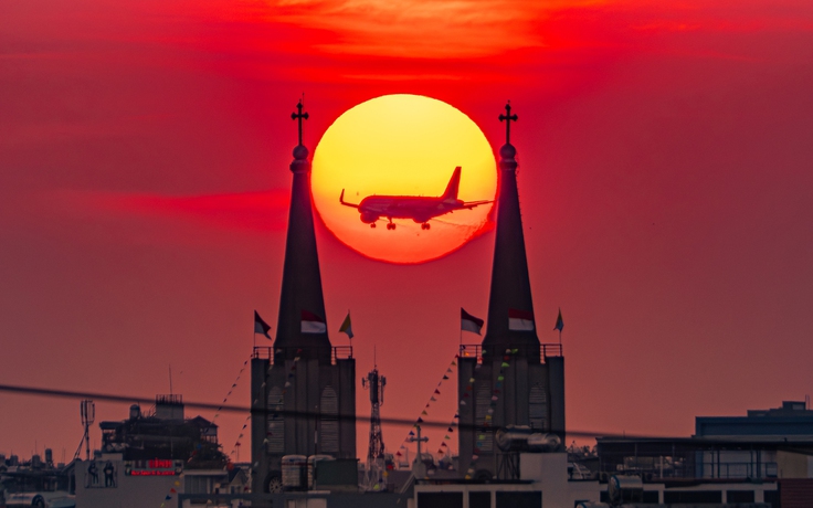 Khoảnh khắc mặt trời trứng muối 'nuốt trọn' máy bay: Nhiếp ảnh gia chờ suốt 7 ngày