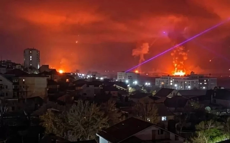 Chiến sự Ukraine ngày 1.503: Kyiv tấn công lớn vào cảng dầu, tàu chiến Nga