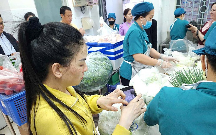 Quy trình bữa ăn bán trú: Làm bài bản nhưng vì sao hiệu trưởng vẫn lo?