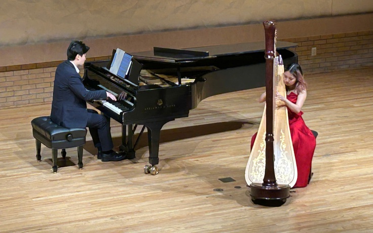 Cô gái Việt chơi hạc cầm tại Mỹ: Hành trình khổ luyện, từng bật máu đầu ngón tay