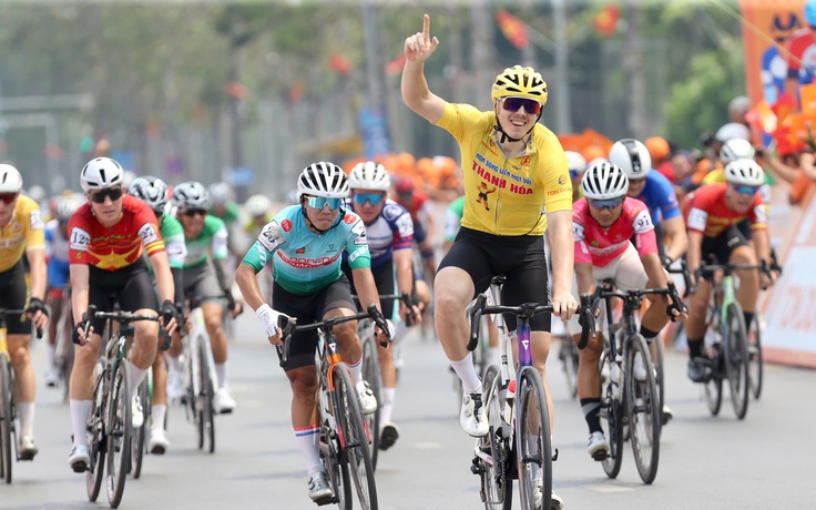 Cua rơ mặc áo cam Cúp truyền hình TP.HCM không may bị ngã ngay trước vạch đích