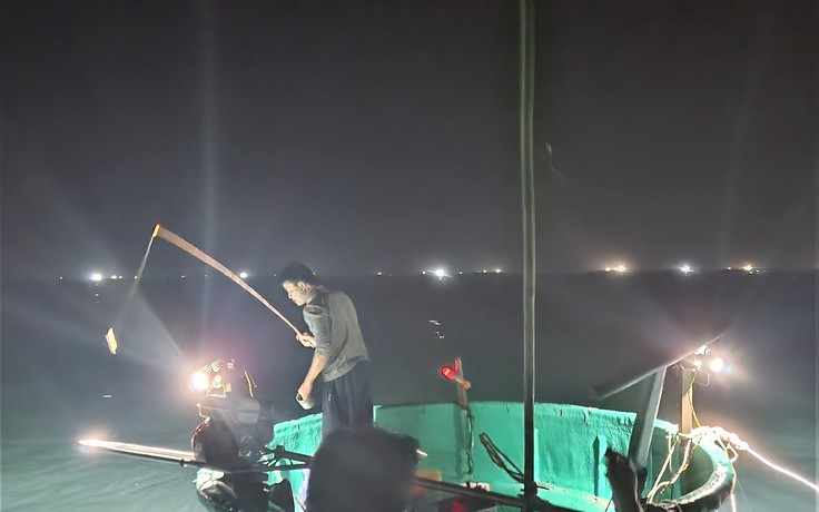 Mùa lộc biển: Theo chân ngư dân săn 'vàng đen'