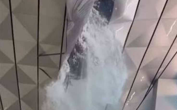 Sập trần nhà ga sân bay lớn hàng đầu Đông Nam Á, nước chảy như thác