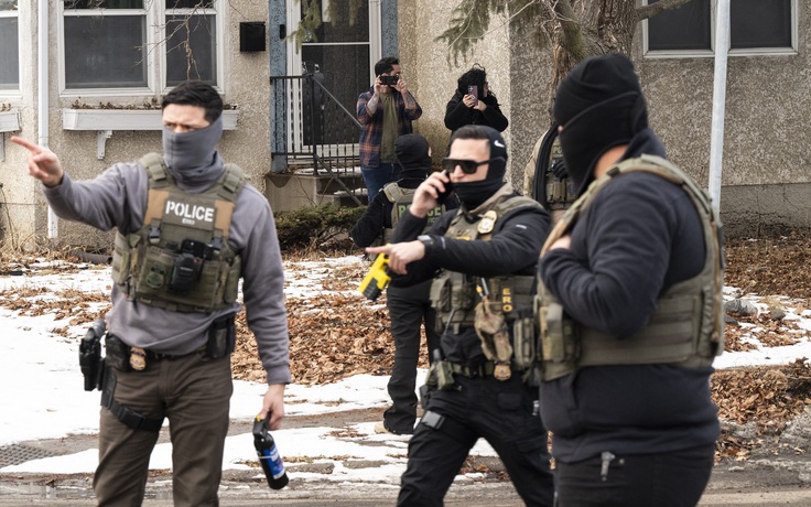 Đặc vụ ICE bắn một người đàn ông