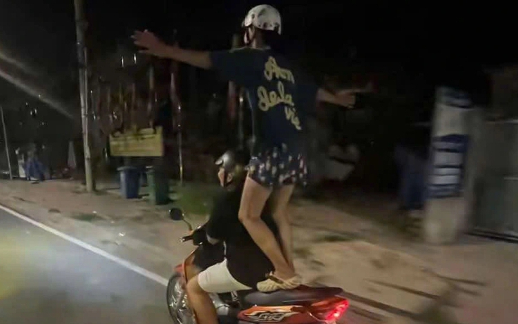 TP.HCM: 'Câu like' bằng màn dang tay đứng trên yên xe, 2 học sinh bị xử lý