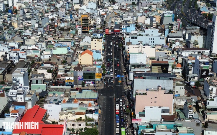 TP.HCM trưa nắng đứng bóng, nhiều người 'phơi mình' trên những tuyến đường vắng bóng cây xanh