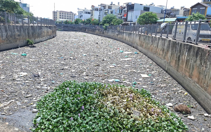 Rác ngập mặt kênh