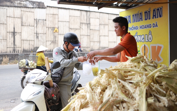 Bán nước mía, bán đá mùa nắng nóng: Nhiều người kiếm tiền triệu mỗi ngày