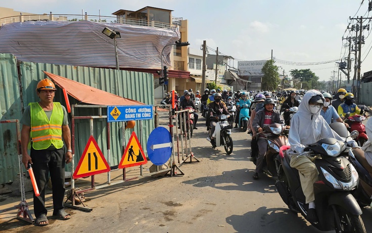 Đóng dải phân cách đường Trường Chinh: CSGT hướng dẫn lộ trình tránh kẹt xe