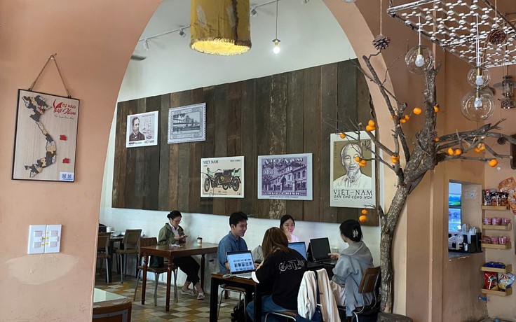 Quán cà phê phong cách 'Bưu điện TP.HCM' cuốn hút người trẻ