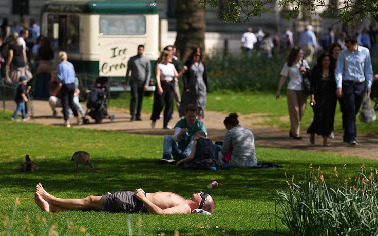 Nắng nóng bất thường, thế giới đối mặt khí hậu 'lệch chuẩn'