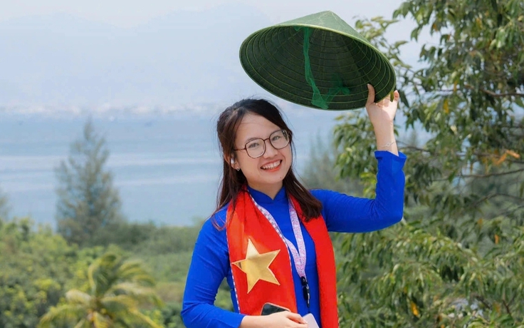 10 năm đứng cổng trường thi, cô gái này làm điều khiến sĩ tử không thể quên