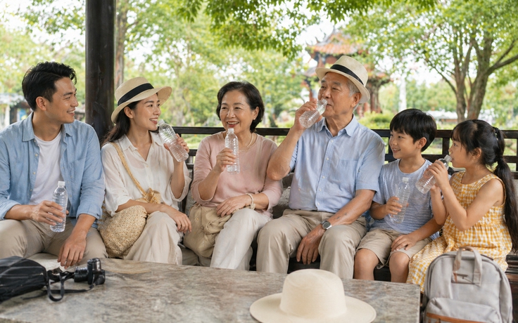 Đi du lịch, người lớn tuổi dễ 'quá tải': Bác sĩ chỉ cách phòng tránh