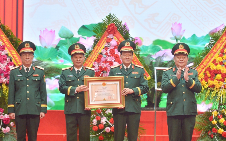 Đại tướng Nguyễn Trọng Nghĩa trao Huân chương Bảo vệ Tổ quốc hạng nhất tặng Cục Tuyên huấn
