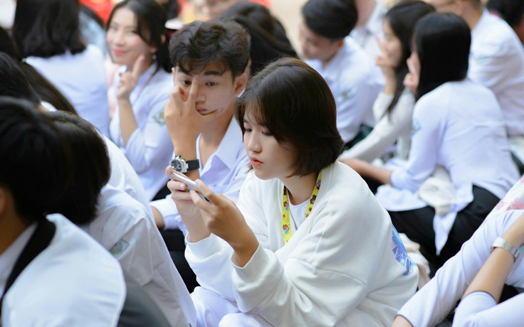 Cấm dùng điện thoại trong trường học, nghiên cứu chỉ ra tác dụng ‘gần như bằng 0’?