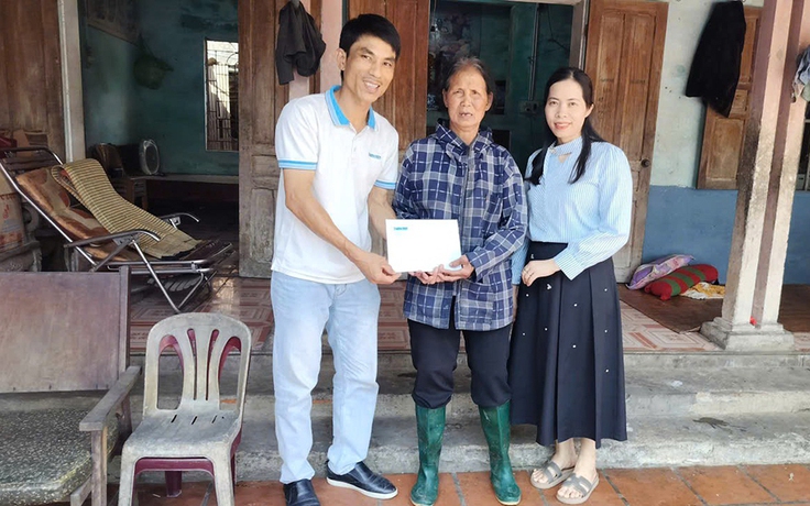 Trao tiền của bạn đọc cho cụ bà nuôi 3 người tâm thần