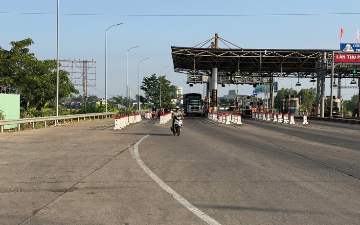 Lái xe máy chở 3, học sinh lớp 9 tông barie trạm thu phí tử vong